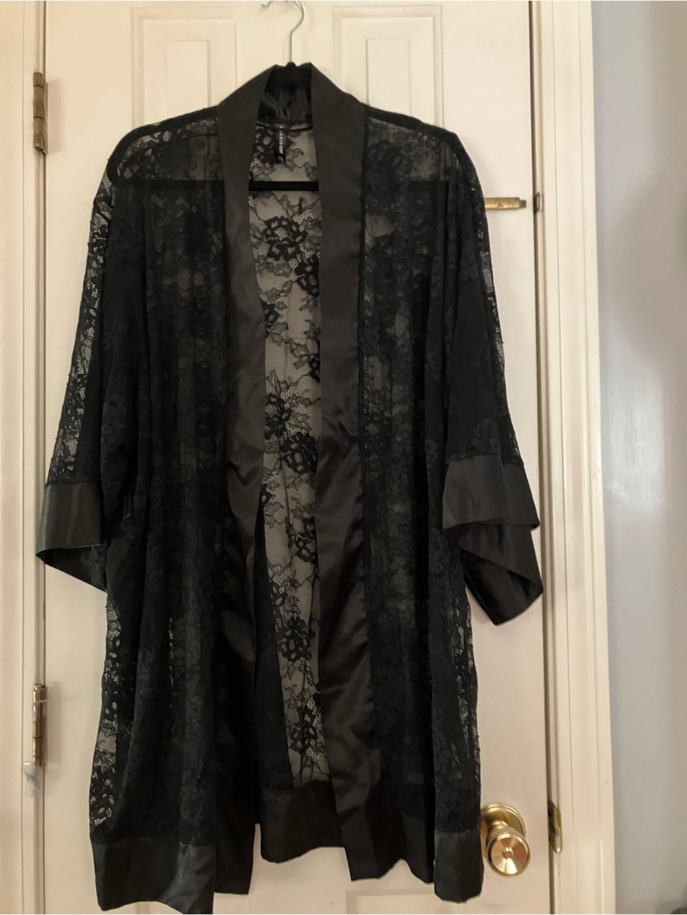 Torrid Size 1 / 2  Black Lace Satin Trim Midi Kimono Robe